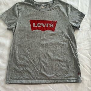 Levi's Heather Gray Tee with Red Logo médium size